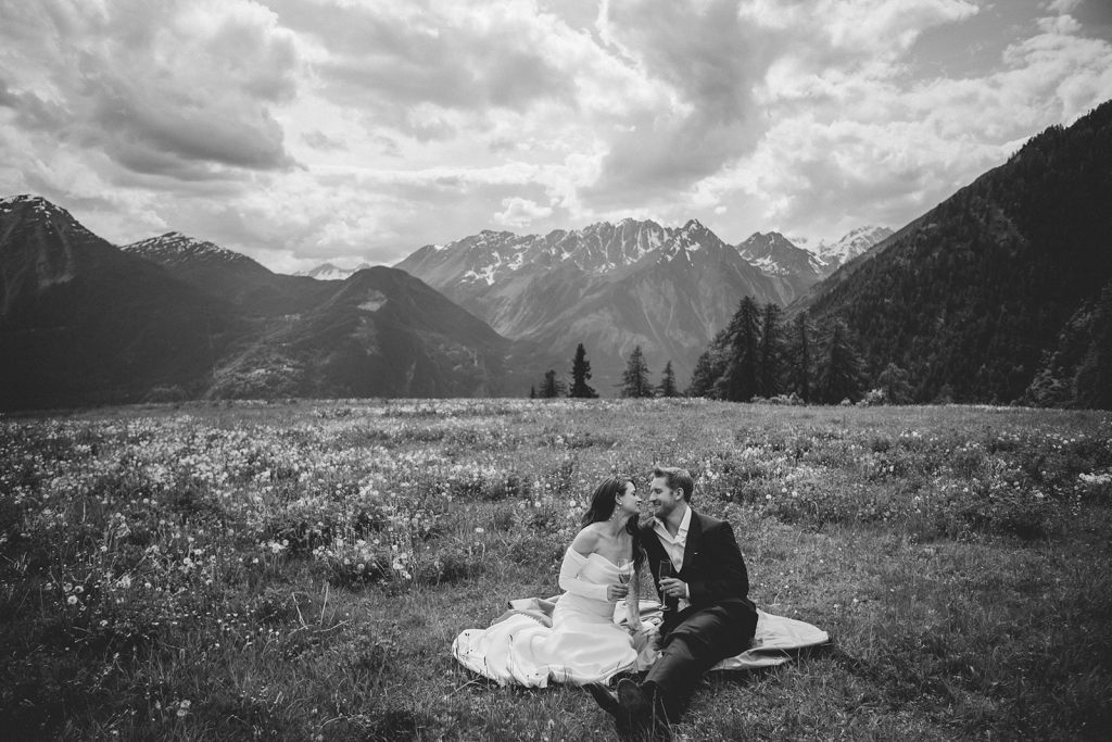 Laid-back mountain picnic setup during an adventurous elopement in the Italian Alps.