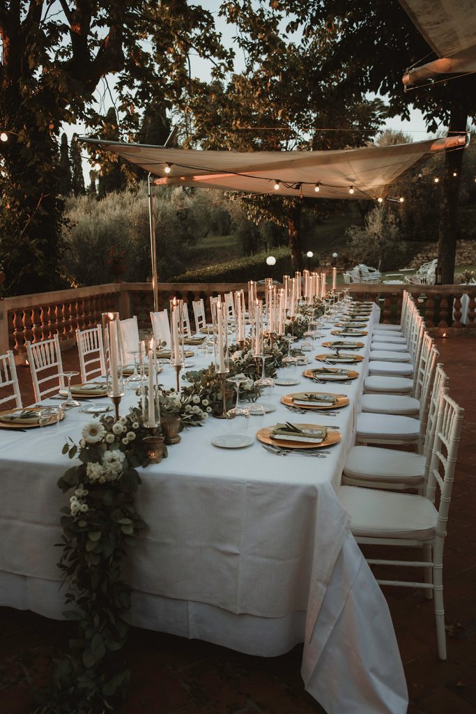 Intimate wedding table in Tuscany