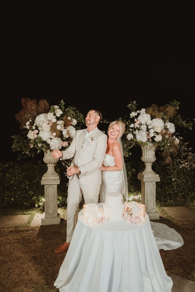 Cutting of the cake on a small wedding in Lake Como