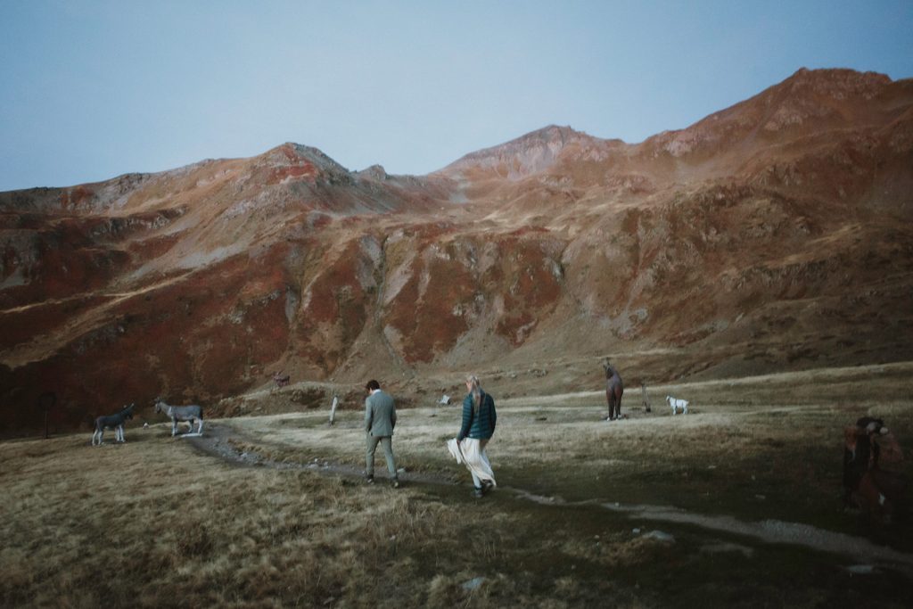 Adventure elopement Italy: couple hiking with sweeping views of the Aosta Valley and Italian Alps