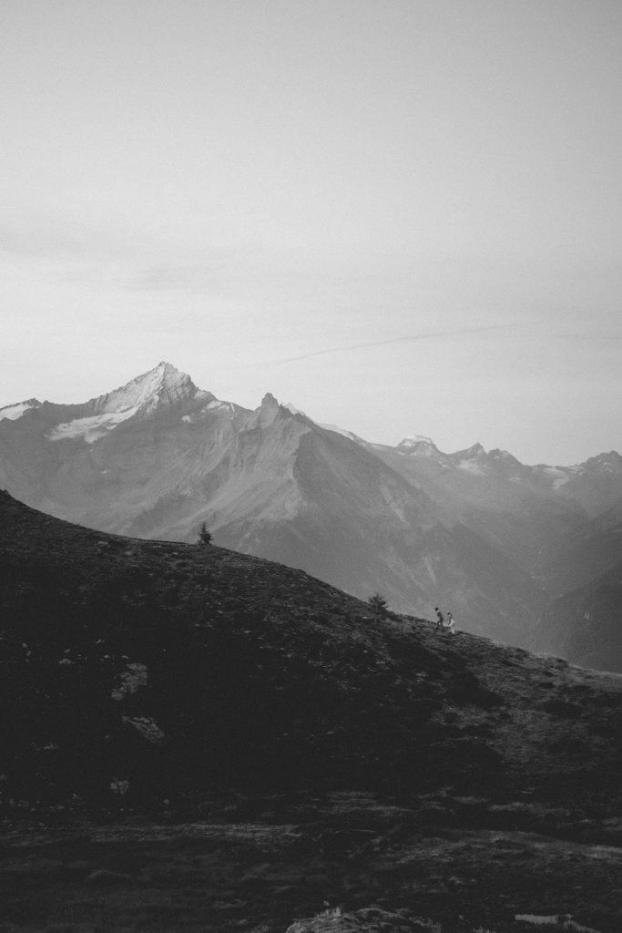 Adventure elopement Italy: couple hiking with sweeping views of the Aosta Valley and Italian Alps