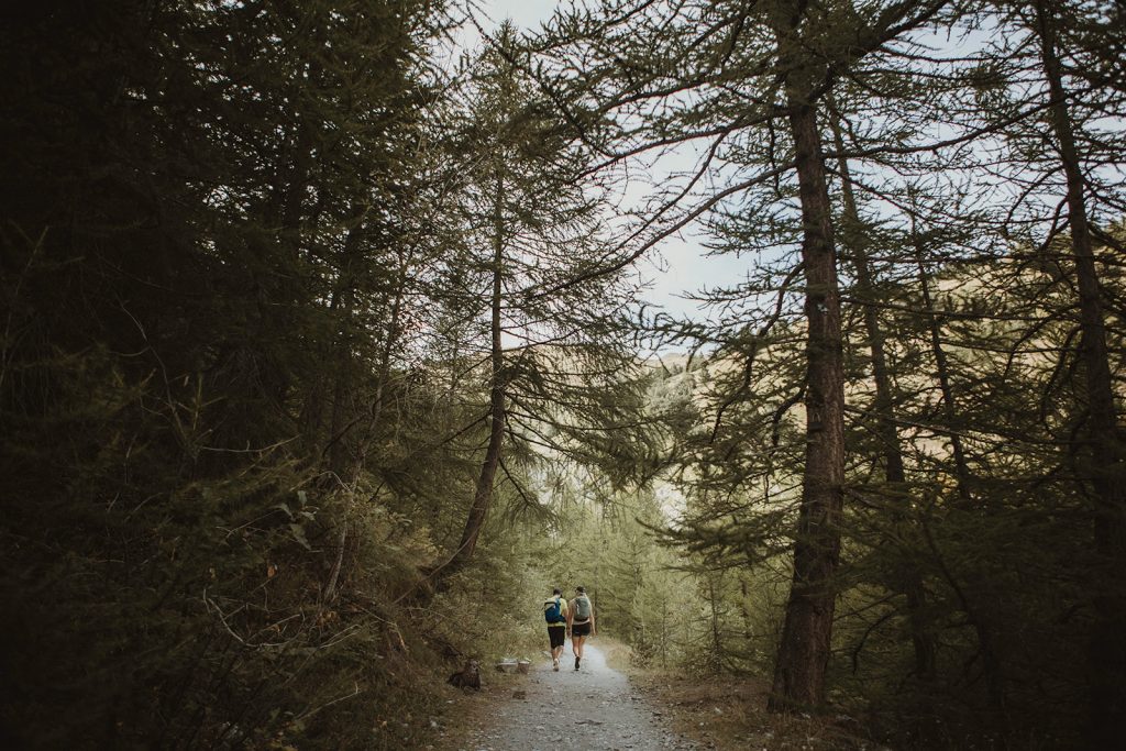 Adventure elopement Italy: couple hiking through the Aosta Valley mountains to a secluded mountain hut
