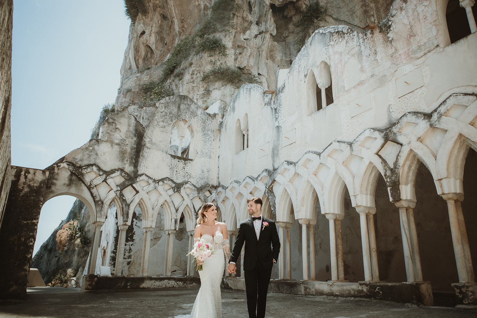 Couple walking through the chiostro of Grand Hotel Convento in Amalfi on their Amalfi Coast elopement