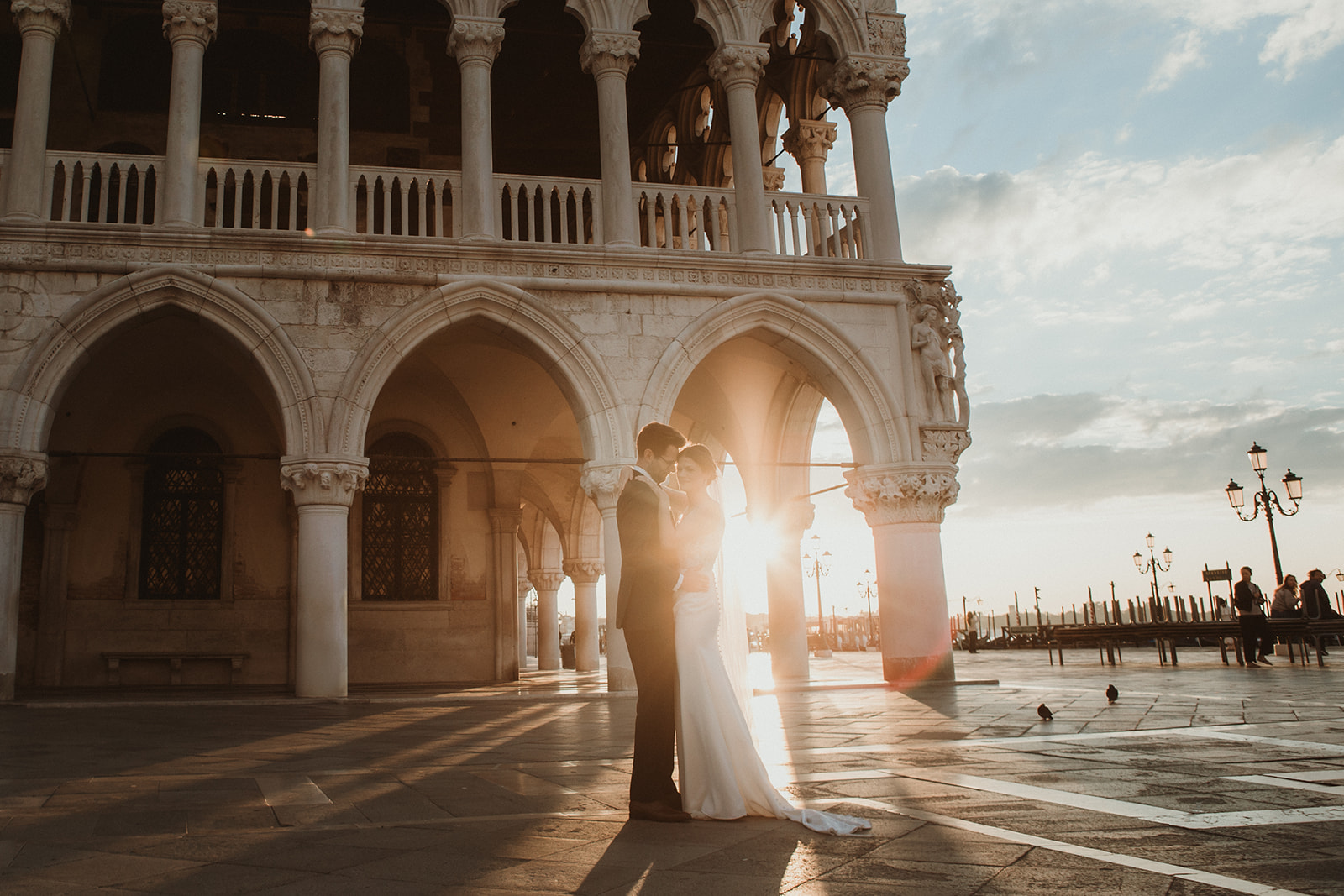 Sunrise intimate elopement in Venice with symbolic ceremony at Palazzo Contarini del Bovolo
