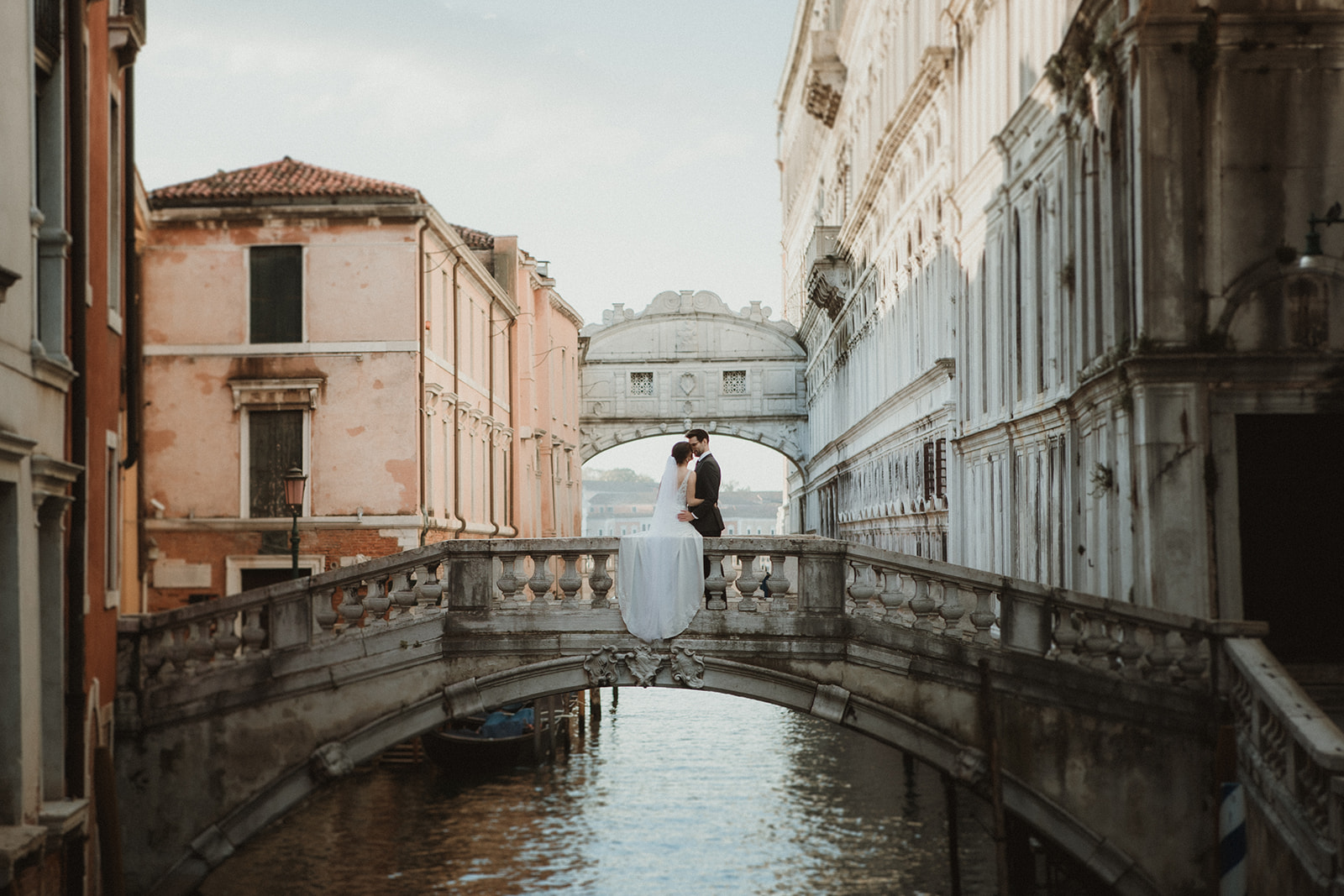 Venice elopement Couple kissing on Ponte dei Sospiri, with no one around, on their intimate dawn elopement in Venice