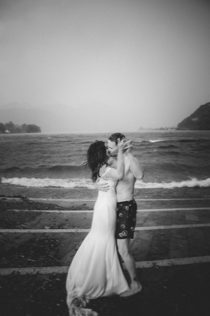 Couple kissing after going wild and embracing spontaneity on their elopement in Norther Italy